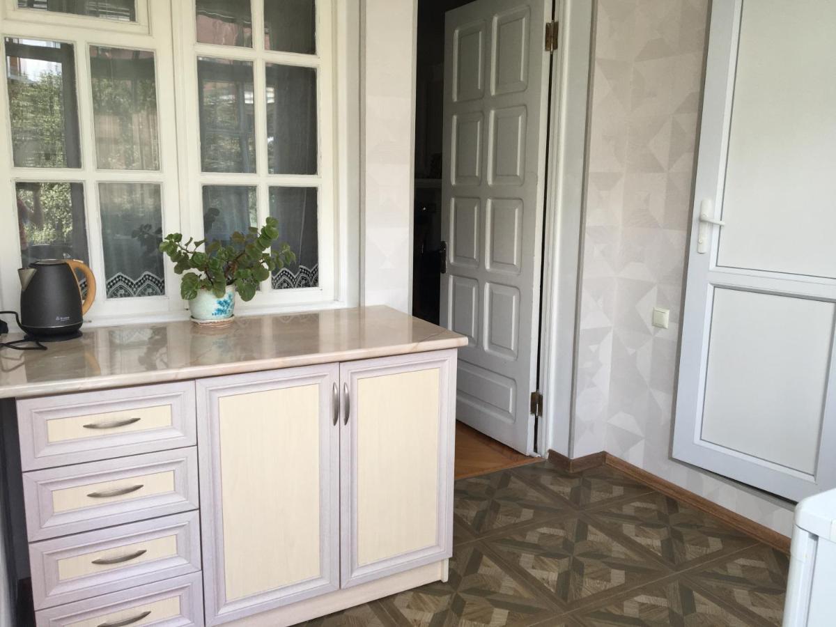 Guest House Green Rose Borjomi Bagian luar foto