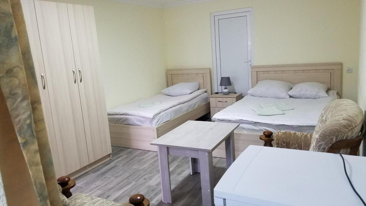 Guest House Green Rose Borjomi Bagian luar foto