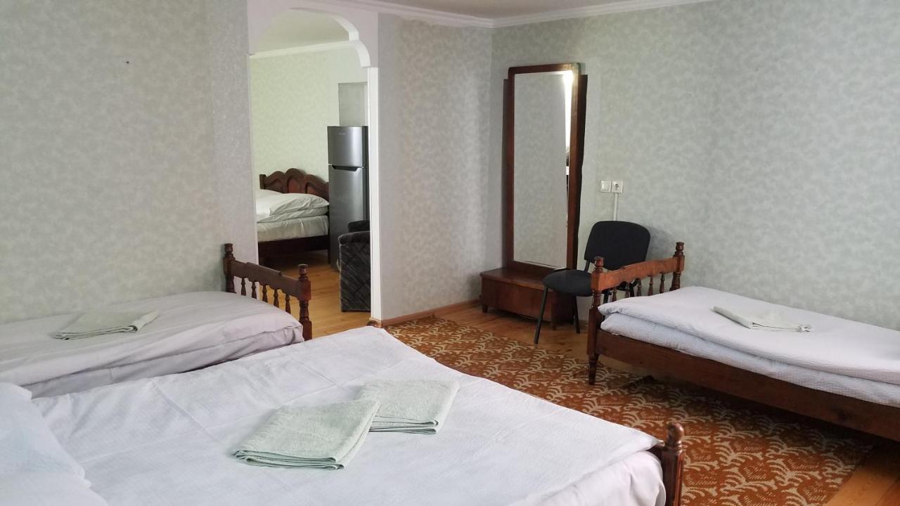 Guest House Green Rose Borjomi Bagian luar foto