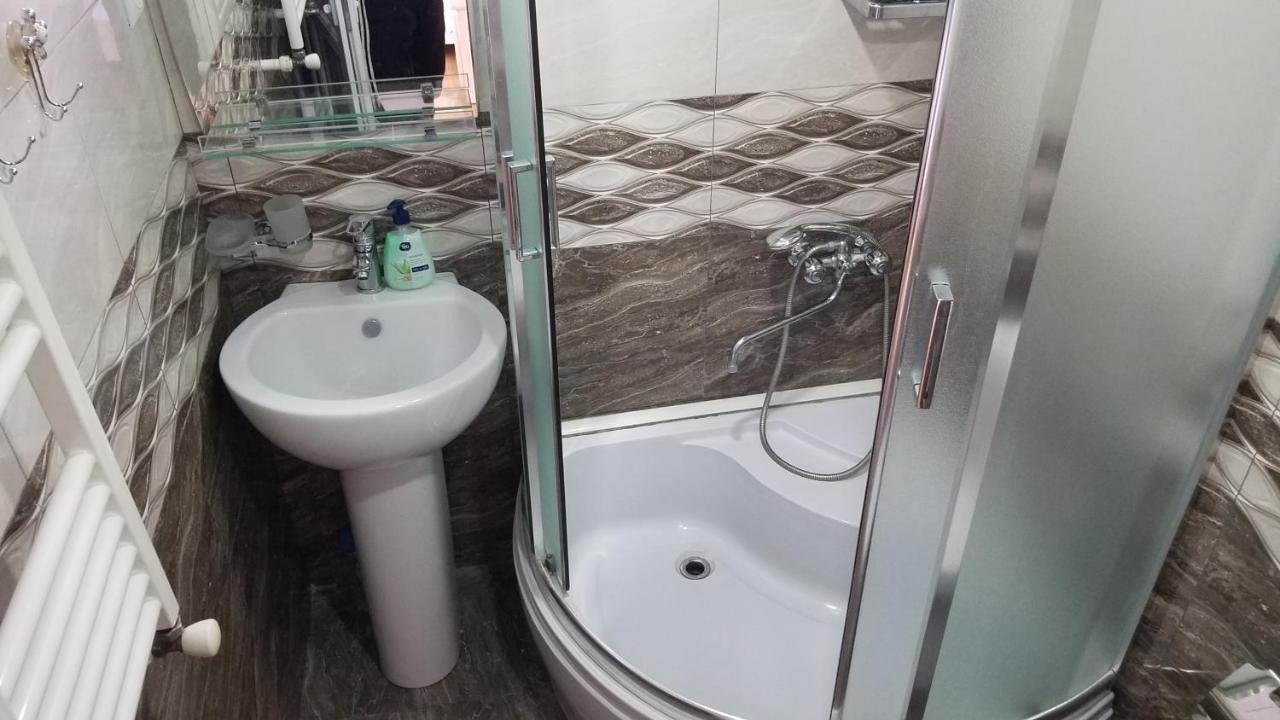 Guest House Green Rose Borjomi Bagian luar foto